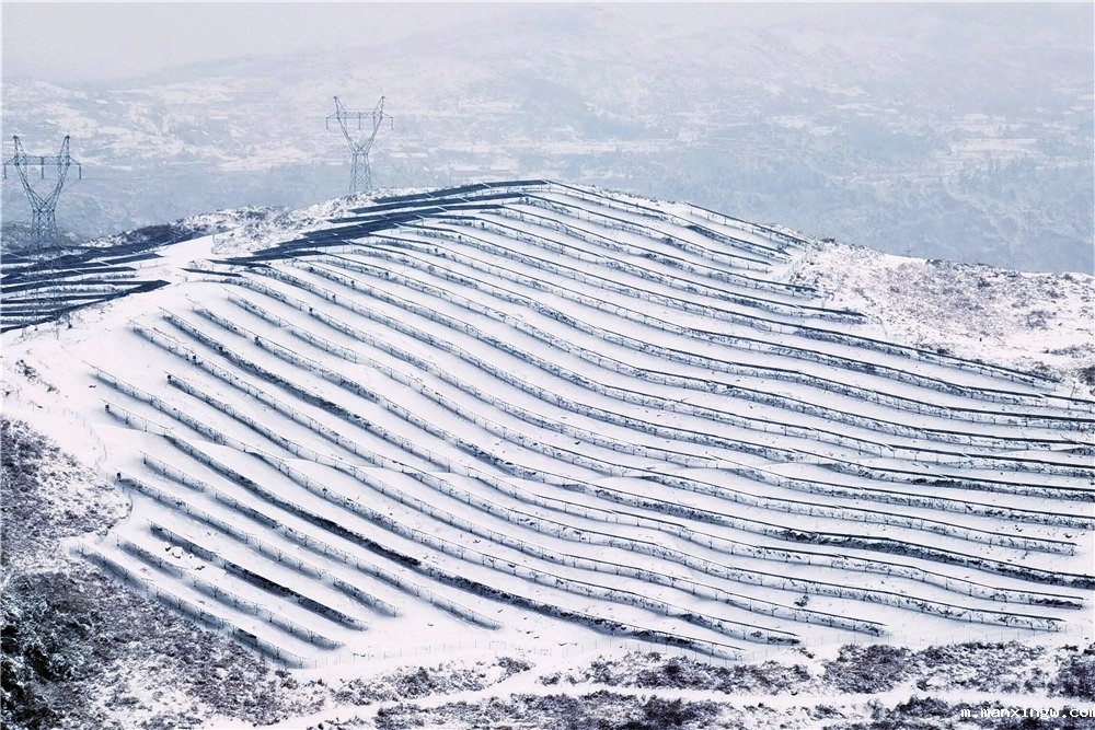 1708223908196028056.jpg 延绵的光伏板被冰雪覆盖a.jpg