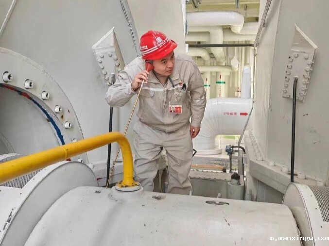 1708326159711080114.jpg 6-大唐东营发电公司职工现场检查机组振动情况.jpg