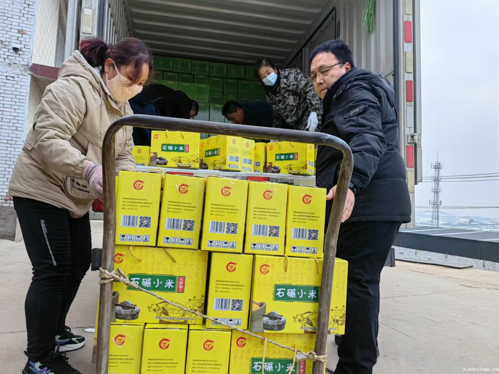 1724031414799087711.jpg 帮扶工作队协助消费帮扶农产品装车.jpg